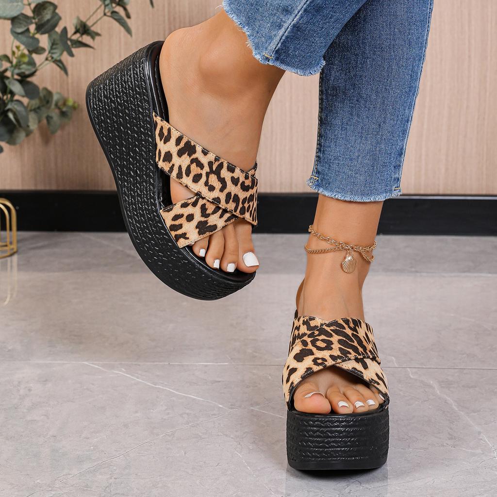 Женские босоножки на танкетке 2025 года, летние туфли на высоком каблуке, модные круглые леопардовые сексуальные удобные тапочки для женщин