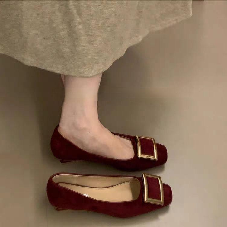 Французские ретро туфли с квадратным носком, на низком каблуке, с мелким вырезом, одинарные, 2025 осень, новые, универсальные, темпераментные, с металлической квадратной пряжкой, туфли для通勤 женщин