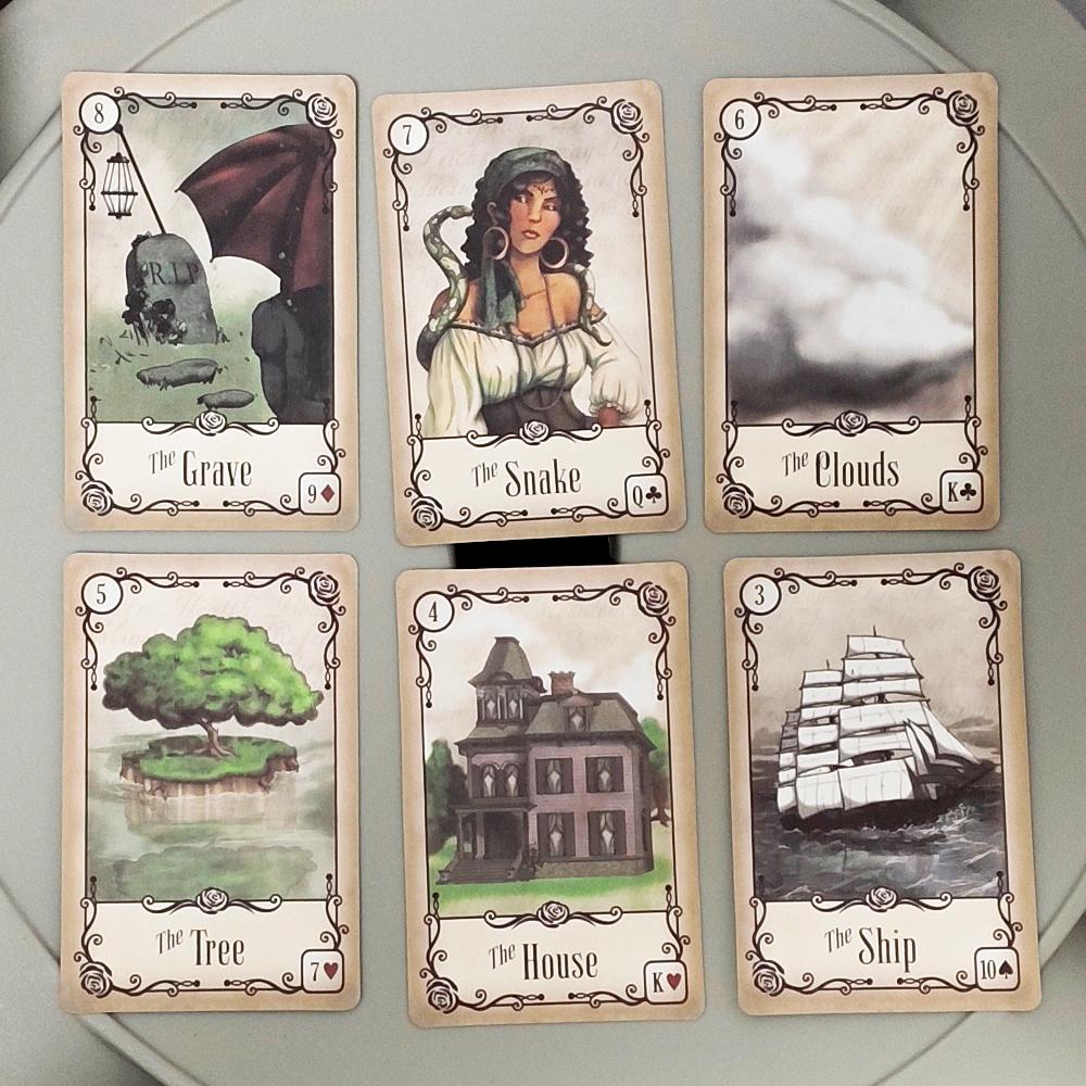 Карты Ленорман «Под розами» Очаровательная колода Пти Ленорман из 40 карт, представленная с нежными иллюстрациями в сепии 9*6 см