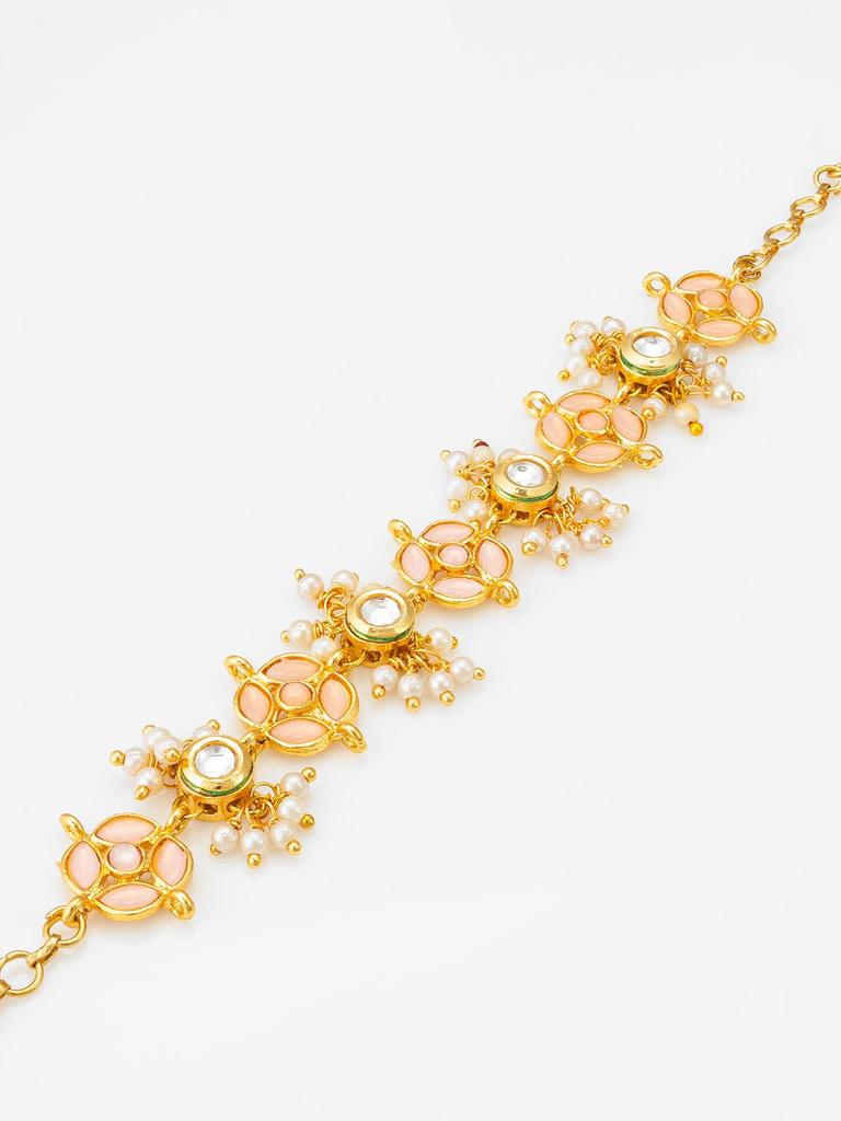 Позолоченный браслет ручной работы с белыми и персиковыми камнями и бусинами