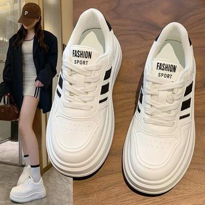 Белые туфли на платформе для увеличения роста, женские, новинка весны 2025, супер огонь, маленькие повседневные туфли-маффины, кеды