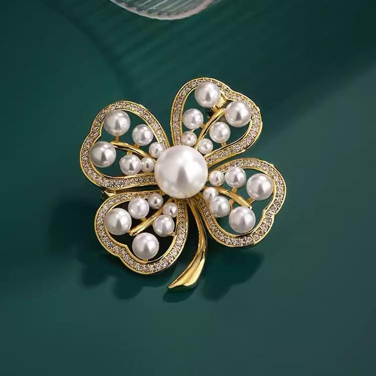 Брошь-клевер с четырьмя лепестками и жемчугом для женщин, элегантная и универсальная, модные и высококлассные аксессуары для одежды