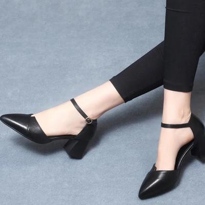Мягкая кожаная обувь на среднем каблуке, удобная, заостренная, летняя, для подружек невесты, толстый каблук, одно слово, пряжка, сумка, головка полая, неглубокий носок, универсальный темпераментный сандалии