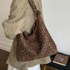 Сумка с леопардовым принтом женская большой вместимости 2025 новая осенне-зимняя универсальная сумка через плечо премиальной текстуры сумка-тоут для通勤