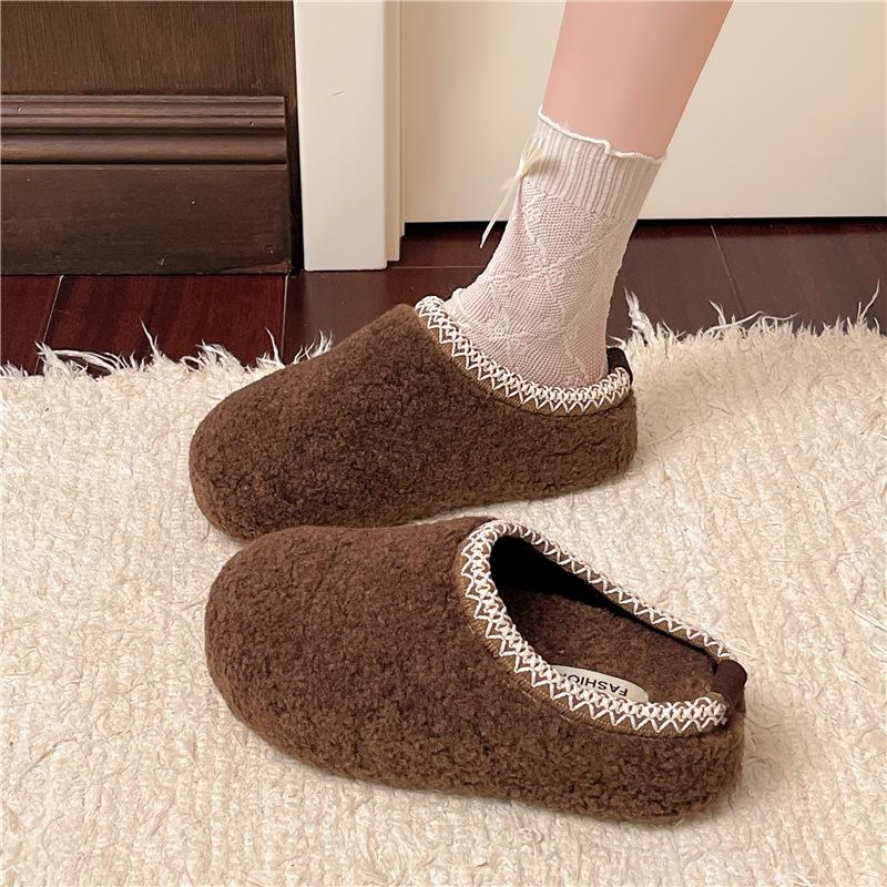Ретро нескользящие толстоподошвенные пушистые тапочки для женской уличной носки 2025 новые осенне-зимние универсальные увеличивающие рост мягкоподошвенные тапочки с закрытым носком