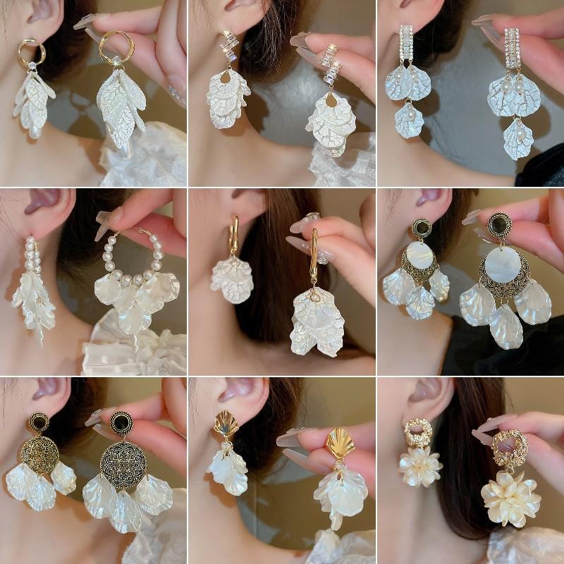 White Pearl Shell Fringed Earrings Fashionable and Elegant Temperament Earrings French Light Luxury High-end Earrings Women