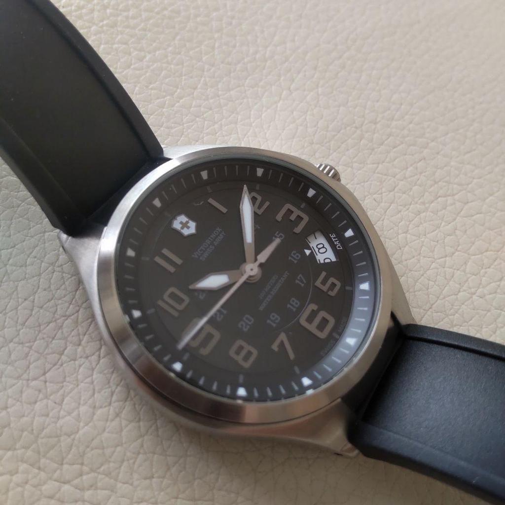 Подержанные кварцевые часы VICTORINOX Base Camp (Неиспользованный)