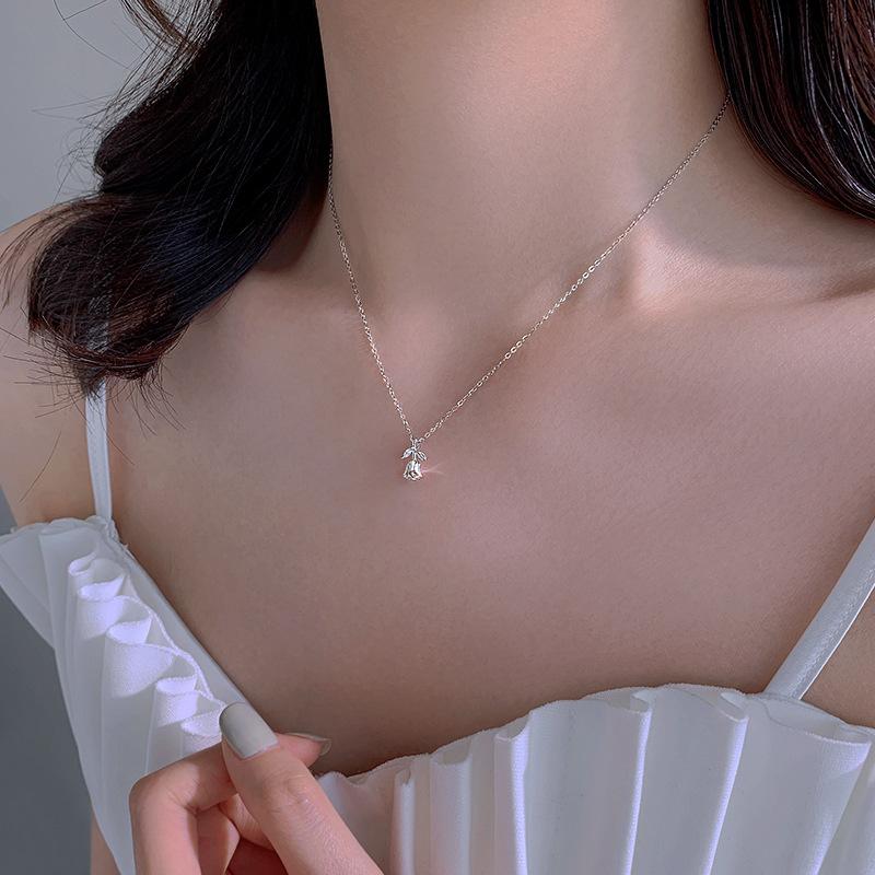 Rose Necklace Women's Light Luxury Niche Design French Retro Temperament Flower Collarbone Chain T-shirt Stainless Steel Accessories