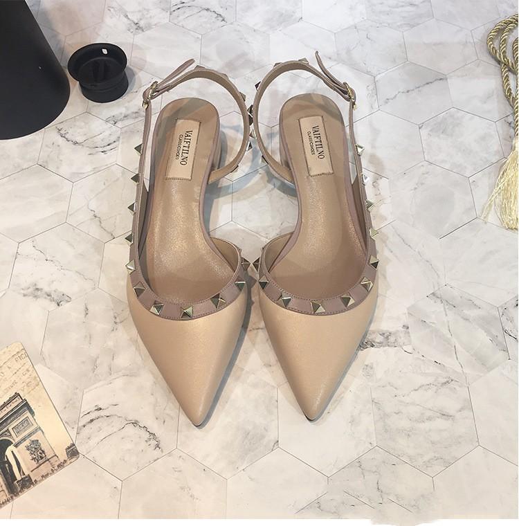 Сандалии с заклепками женские 2024 новые остроносые одинарные туфли плоские туфли лакированная кожа Baotou темперамент высокие каблуки женские туфли 33-41