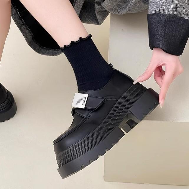 Модные универсальные туфли-лоферы в британском стиле для женщин, весна 2025, новые толстые каблуки, толстая подошва, маленькие мужские туфли для увеличения роста, маленькие кожаные туфли для женщин