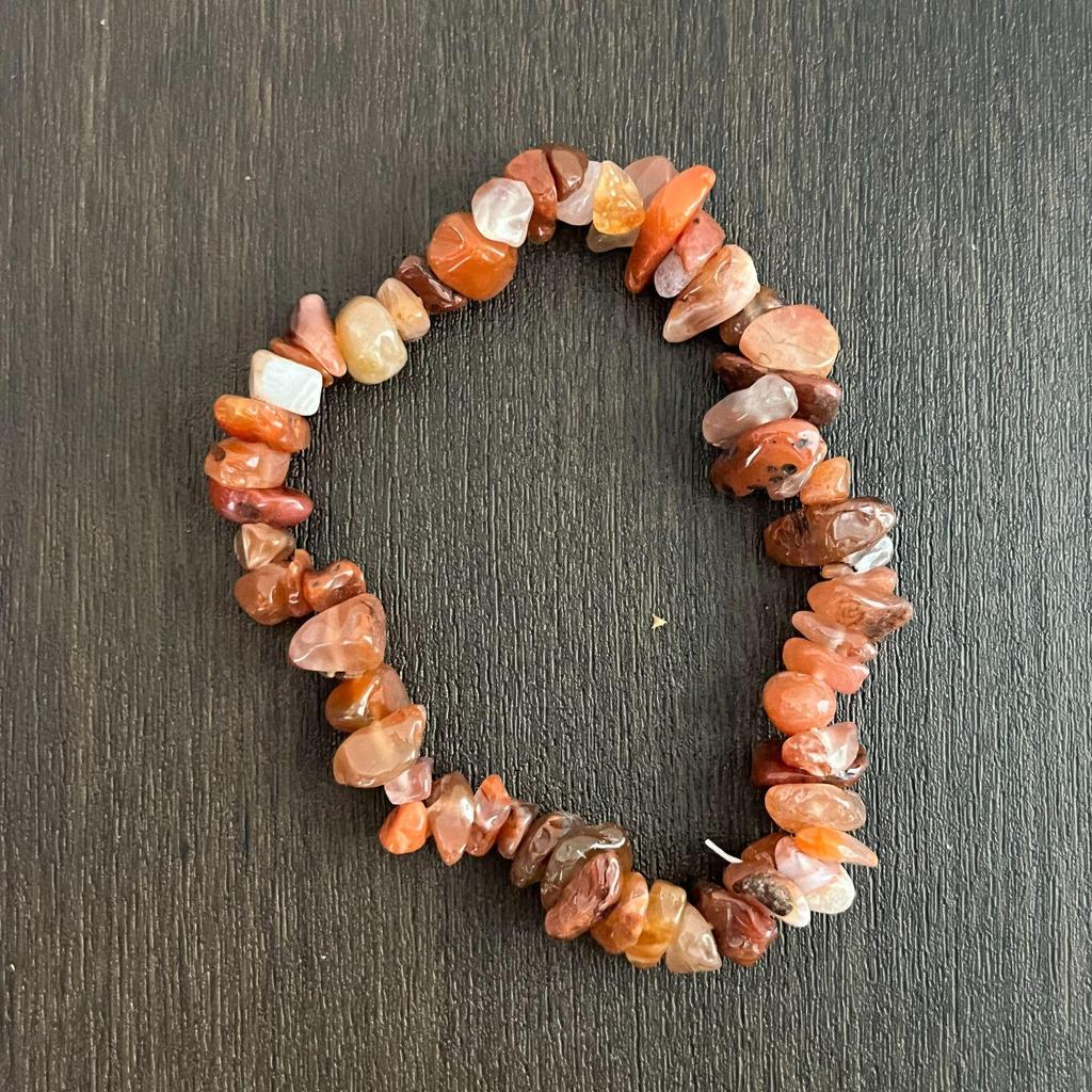 Браслет из разноцветных кристаллов с цитрином, тигровым глазом, лазуритом, аметистом и зеленым авантюрином на эластичном шнуре