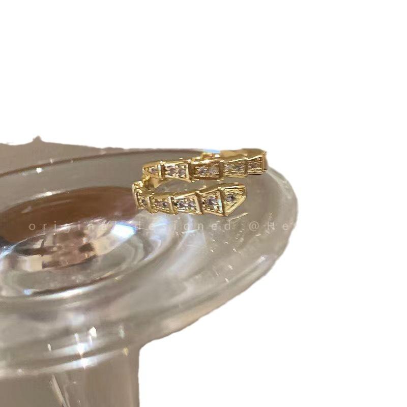 Кольцо-змея с полным бриллиантом, женское, модное, индивидуальное, нишевое, дизайн, ощущение легкости, роскошь, холодное, ветер, кольцо в виде кости змеи