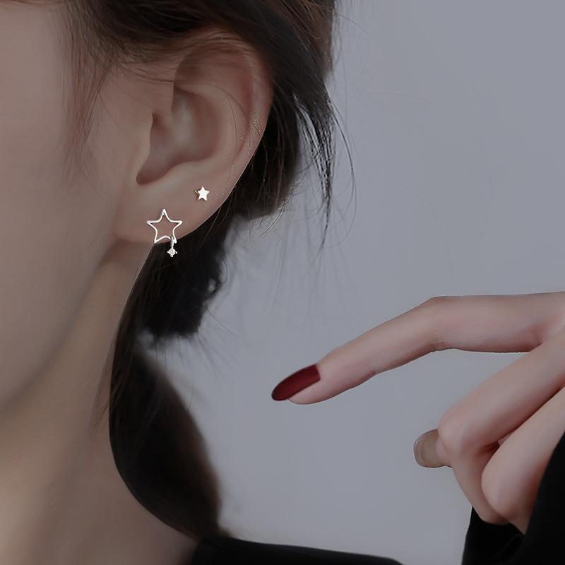 Посеребренные серьги S925, корейские женские серьги со звездами из полого циркона для женщин, простые повседневные асимметричные маленькие серьги, все соответствуют течению