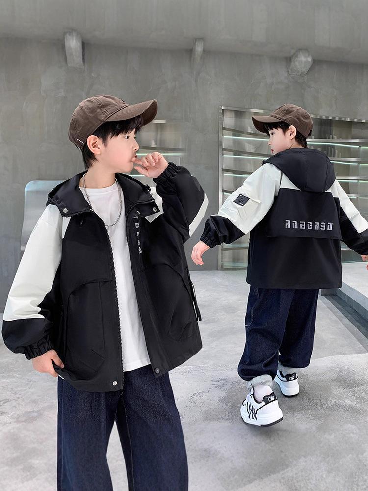 Мужская куртка-бомбер в стиле колор-блок 2025: Модная ветровка с капюшоном на осень.