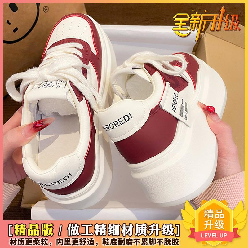 Белые туфли на платформе женские 2025 новые популярные весенне-летние одинарные туфли увеличивают рост универсальные кожаные спортивные и повседневные кеды