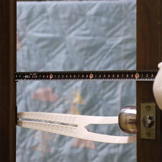 Дверная защелка для кошек Гибкая регулируемая альтернатива дверям для кошек, позволяющая держать собак подальше от кошачьих туалетов и продуктов питания для дома