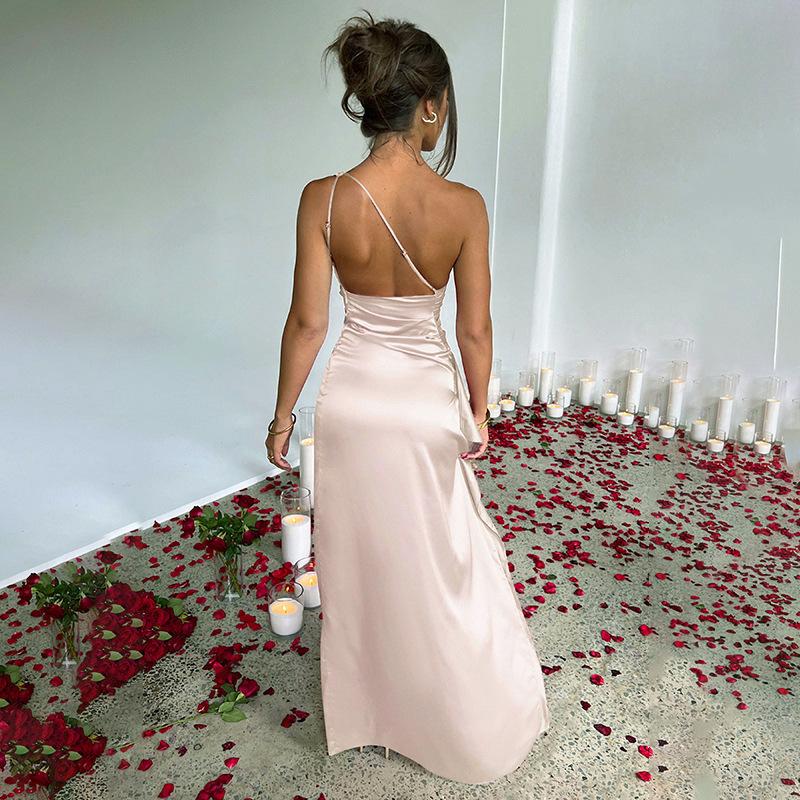 Сексуальное атласное платье со складками на одно плечо и разрезом, приталенный крой и однотонная длинная юбка