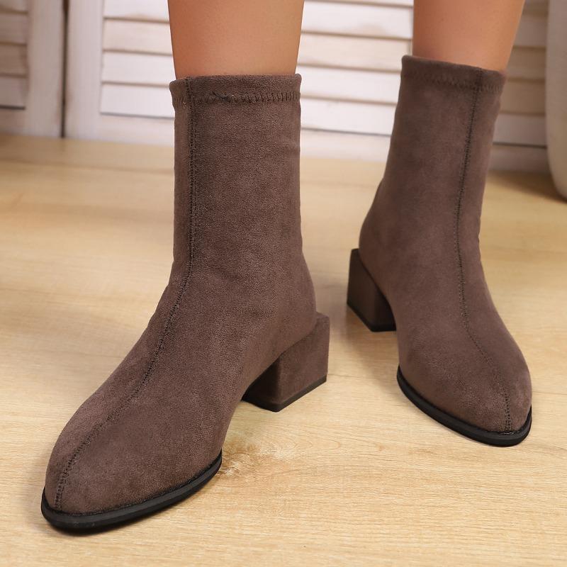 Новая женская обувь стройнит, это пара флисовых ботильонов на квадратном каблуке с острым носком.