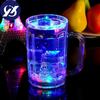 Светящаяся красочная чашка для воды, меняющая цвет с ручкой, чашка для вертолета, светящаяся чашка для бара, пивная кружка, ослепительная 450 мл