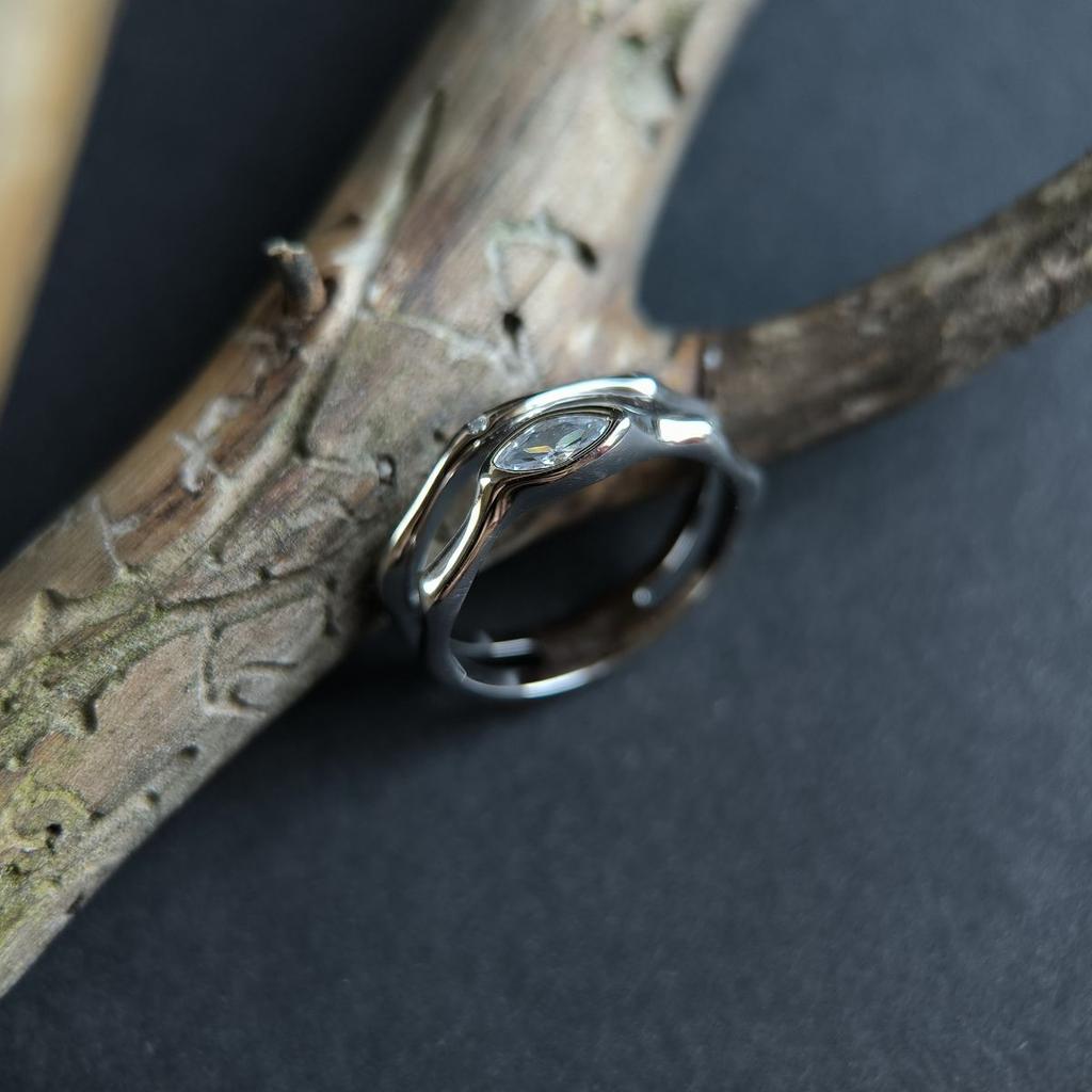 Серебряное кольцо с фианитами, вес изделия 3,71 гр (2187516)