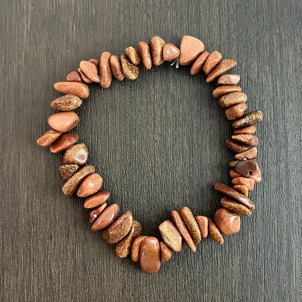 Браслет из разноцветных кристаллов с цитрином, тигровым глазом, лазуритом, аметистом и зеленым авантюрином на эластичном шнуре