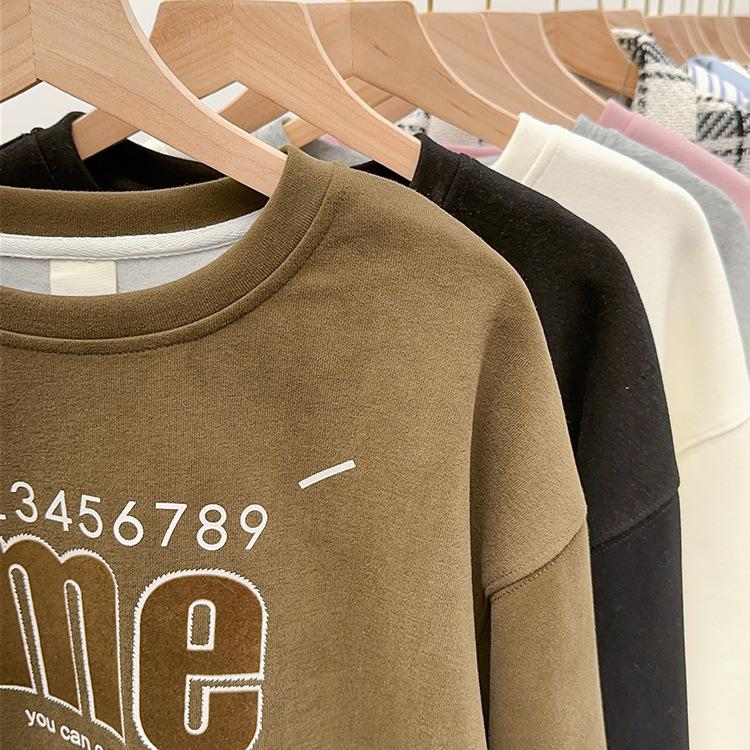 Большой американский принт, круглый вырез, длинный рукав, укороченный свитер