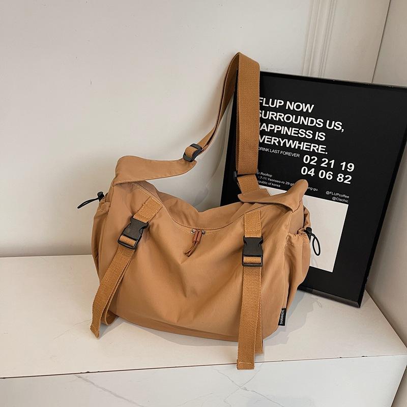 Нишевый дизайн простой однотонный 2025 повседневная весенняя мода ленивый стиль повседневная женская сумка-мессенджер для студентки колледжа