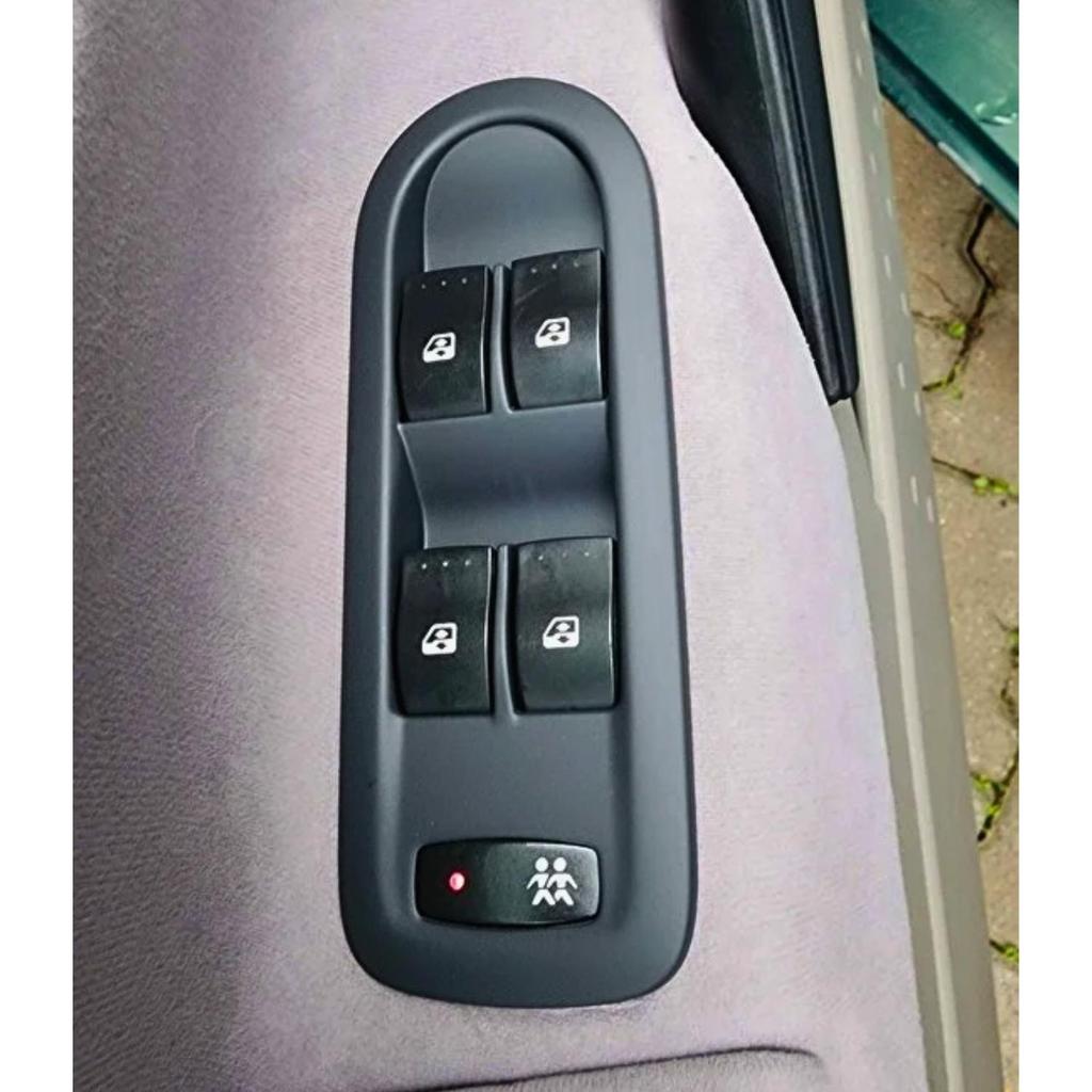 Рамка панели переключателя электростеклоподъемников для Renault Megane 2 и Renault Scenic 2 (2002-2009 гг.) - Передняя левая сторона - OEM 8200195937