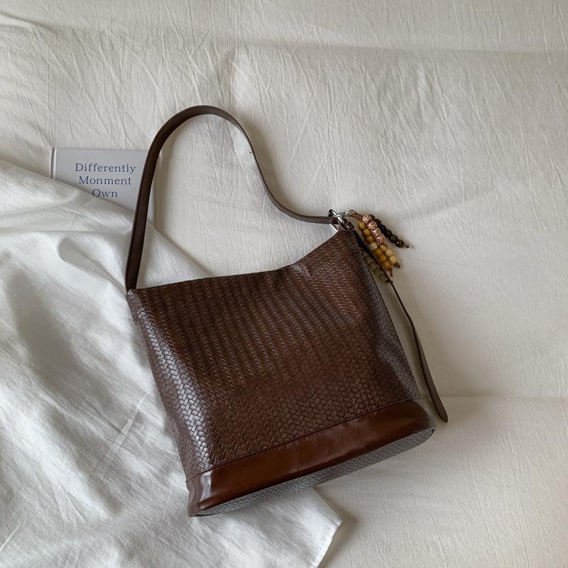 Плетеная сумка женская трендовая сумка-ведро 2025 новая нишевая модная сумка подмышку ретро текстура на плечо сумка-мессенджер