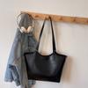 Ретро сумка женская большой вместимости 2025 новая осень и зима универсальная простая сумка через плечо премиальная текстура сумка-тоут для поездок