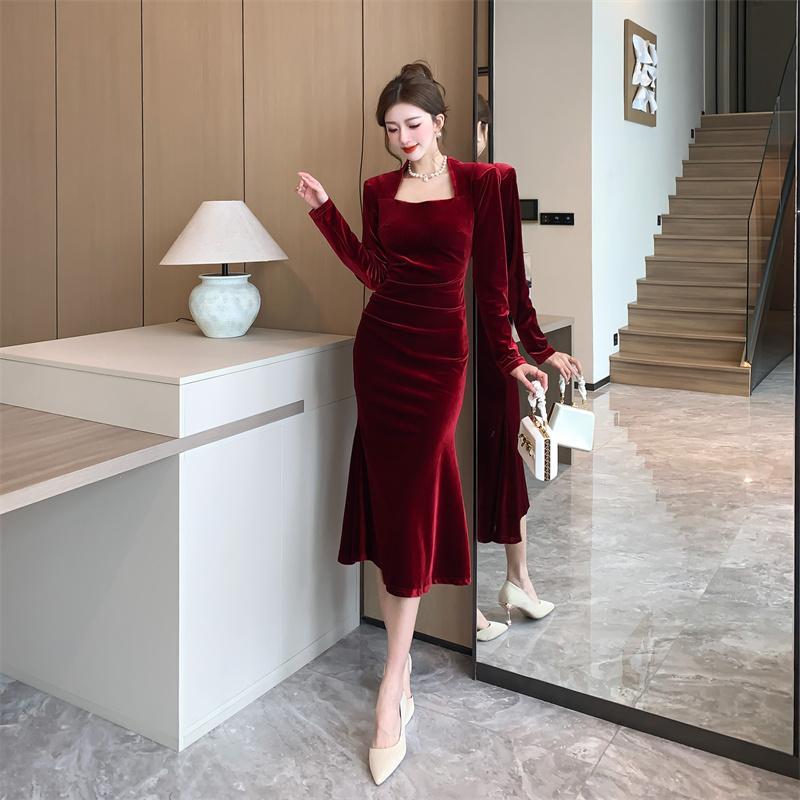 Длинное платье из золотистого бархата от Socialite, подчеркивающее талию, легкое и роскошное, облегающее бедра.