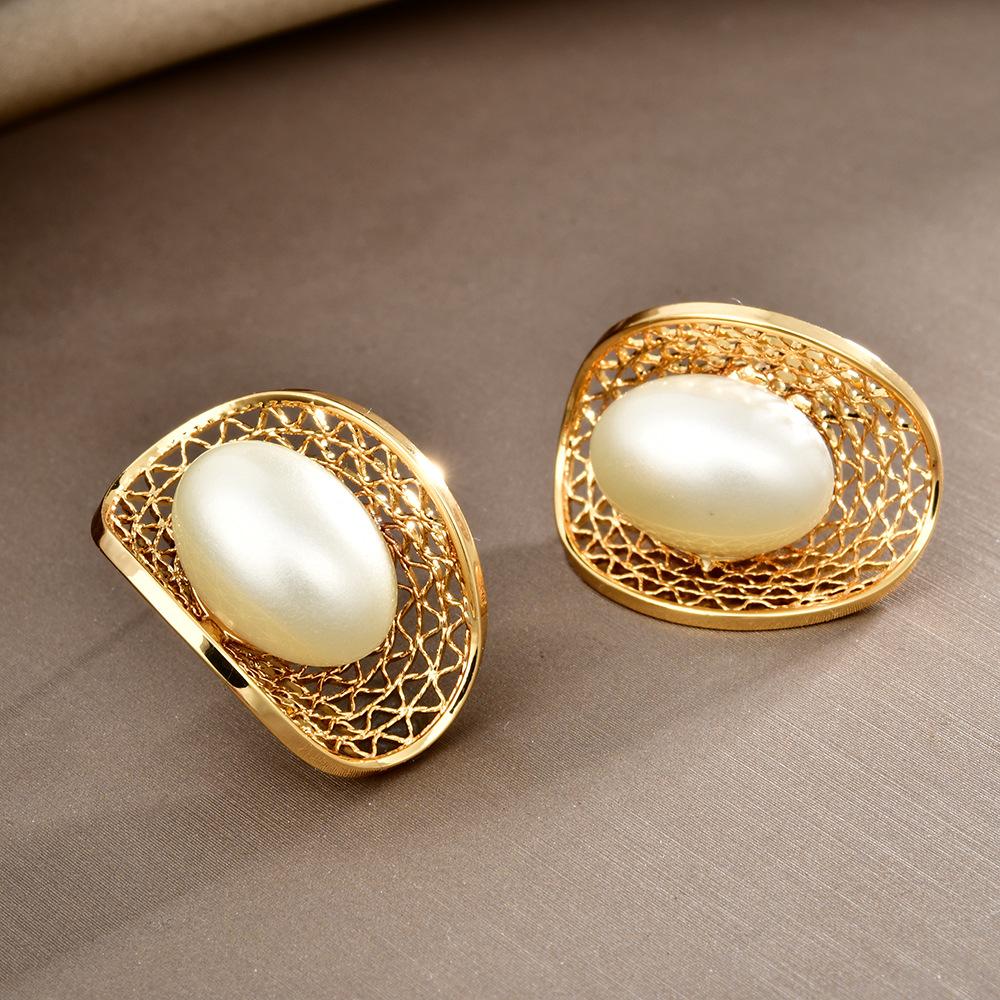 Vintage Palace Style Oval Pearl Stud Earrings - Hollow-out Mesh Texture Red Pearl Dainty Earrings for Women Elegant Jewelry
