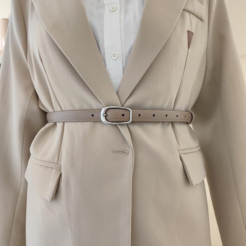 Fashionable Black And Beige Leather Belt With Oval Metal Buckle For Casual Elegance