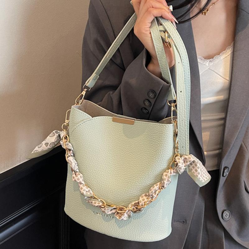 Handheld bucket bag women's 2025 new shoulder Korean version messenger bag popular commuter niche design simple handbag