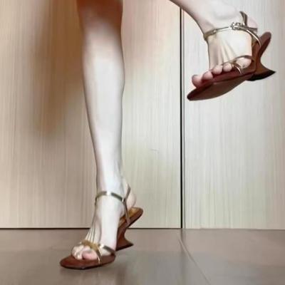 Женские босоножки на танкетке, летняя новая французская ретро-модель 2025 года, туфли на высоком каблуке с ремешком, римские сандалии, в которых не устают ноги