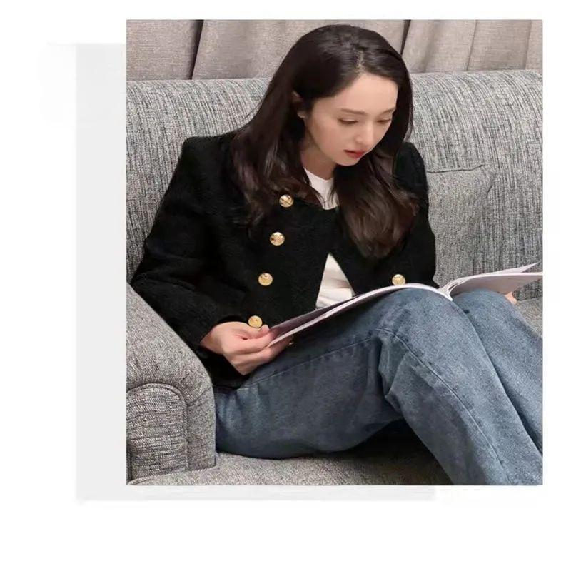 Изысканный и симпатичный короткий жакет с круглым вырезом и двубортными пуговицами