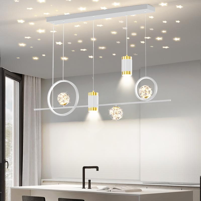 Небо полно звезд, а бар и ресторан — длинные и прямые светильники.