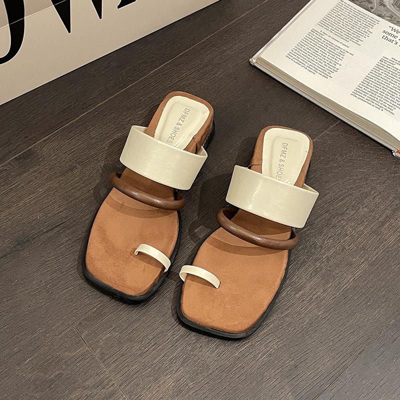 Французский простой темперамент танкетка толстая подошва закрытый носок крутые шлепанцы женские летние 2025 новые с юбкой римские сандалии