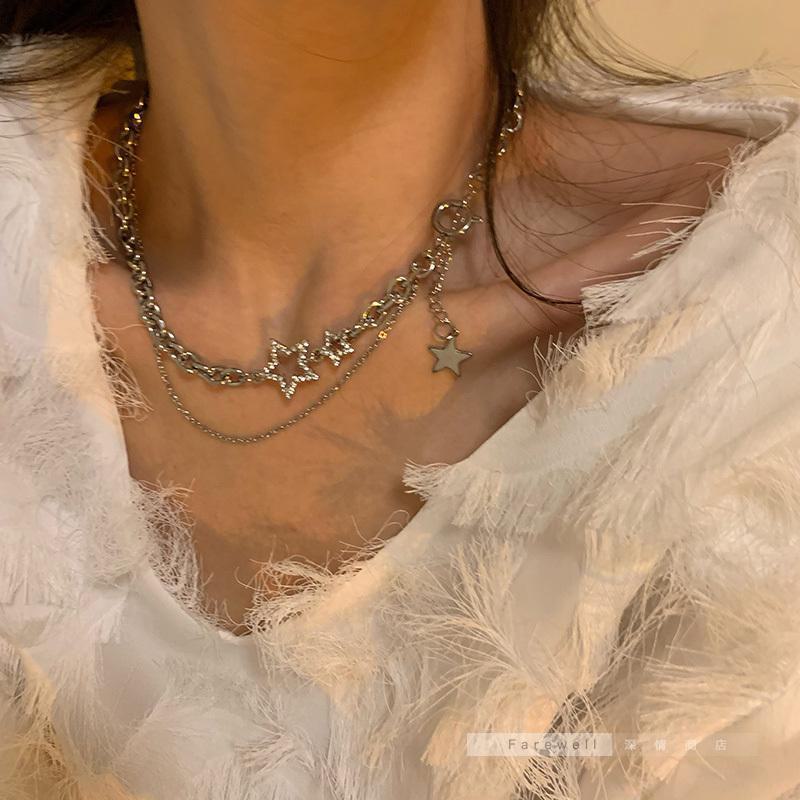 Многослойное циркониевое ожерелье и молочно-бело-голубые серьги Love: Элегантный и шикарный комплект цепочек на ключицу