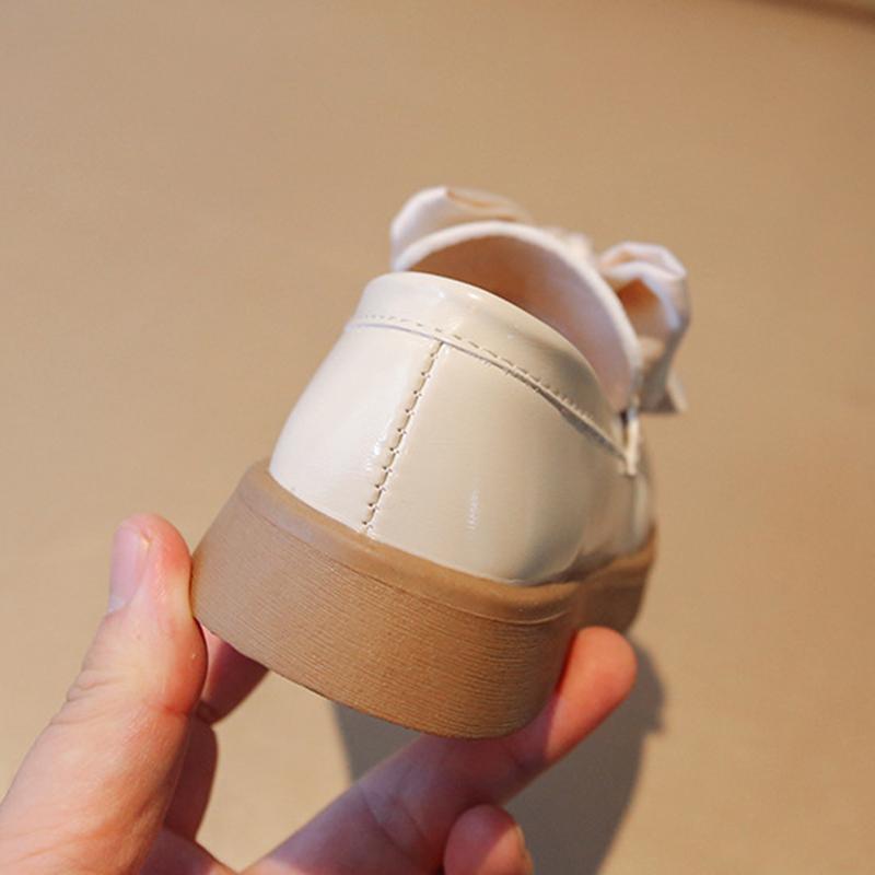 Кожаная обувь, обеспечивающая комфорт и стиль для растущей девочки. Детская повседневная обувь.