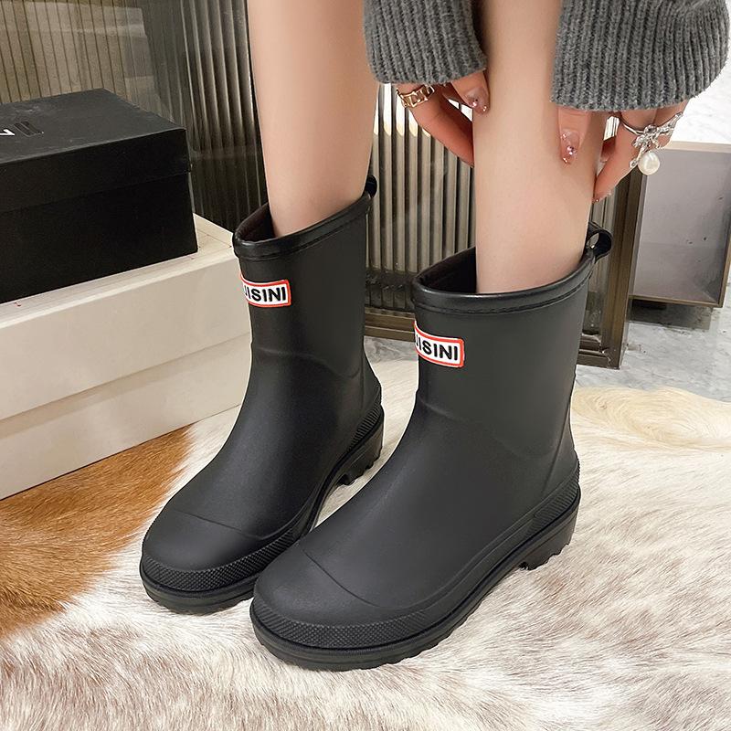 Fashion medium tube rain shoes women's water shoes winter wear rain boots adult velvet soft sole waterproof non-slip women's rubber shoes
