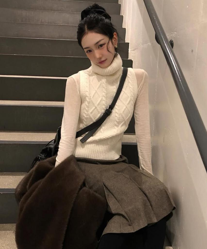 ВЕСТКА С ЛУНЫ Вязаный жилет с воротником-стойкой Wool Vest (слоновая кость)