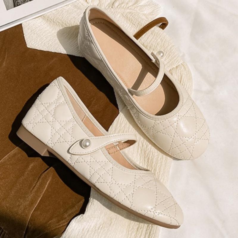 Fashion Temperament Pearl Buckle Strap Women Single Shoes 2025 New Fashion Versatile Women's Flat Shoes Comfortable Simple Flat Shoes