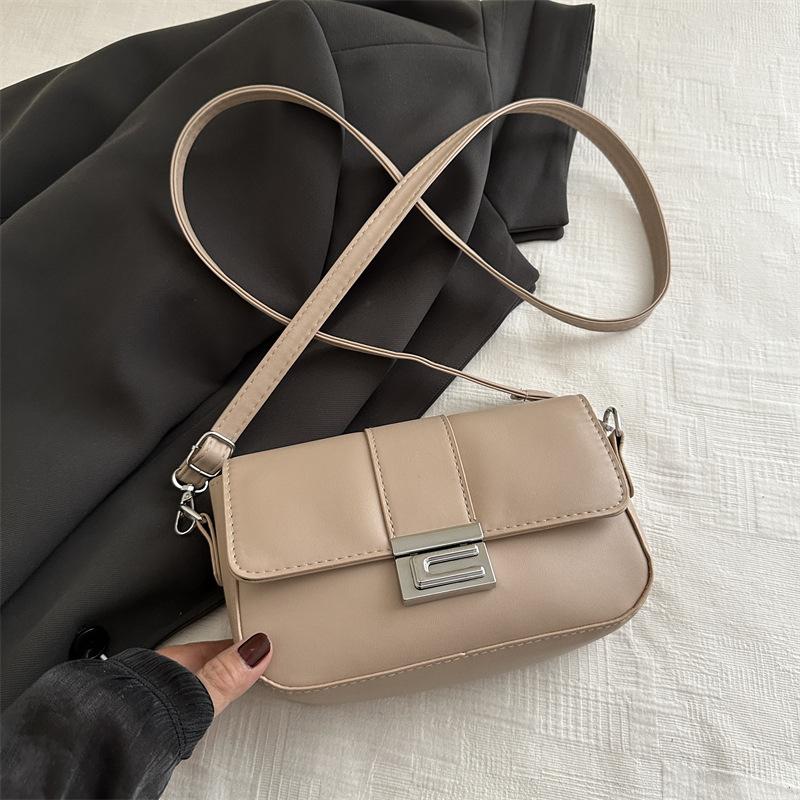 Нежная классическая маленькая квадратная сумка женская 2025 осень новая высокая ценность повседневная сумка подмышку нишевая милая и крутая сумка-мессенджер сумка