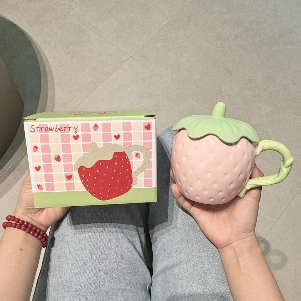 Кружка с клубникой и крышкой, высококачественная креативная чашка, керамическая кружка для воды, нишевый дизайн, подарок на день рождения, сувенир