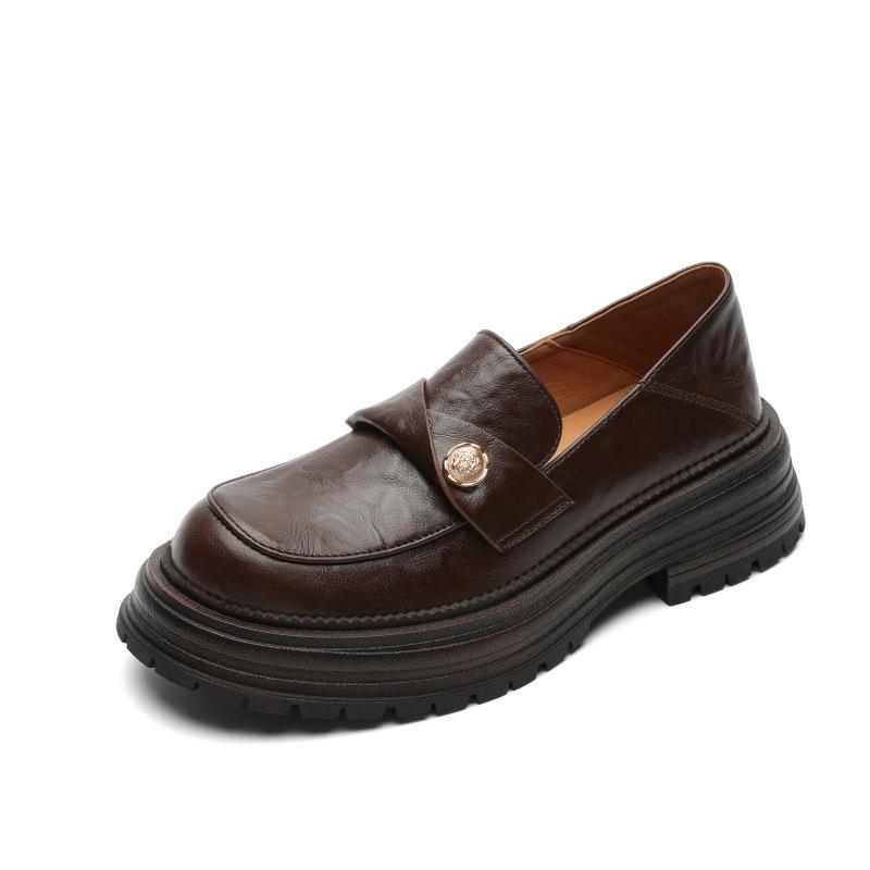 Женские лоферы с золотой монетой, весна 2025, новый британский стиль, высококлассные туфли из мелкой кожи на толстом каблуке, милые и крутые туфли-одинарки с камелией