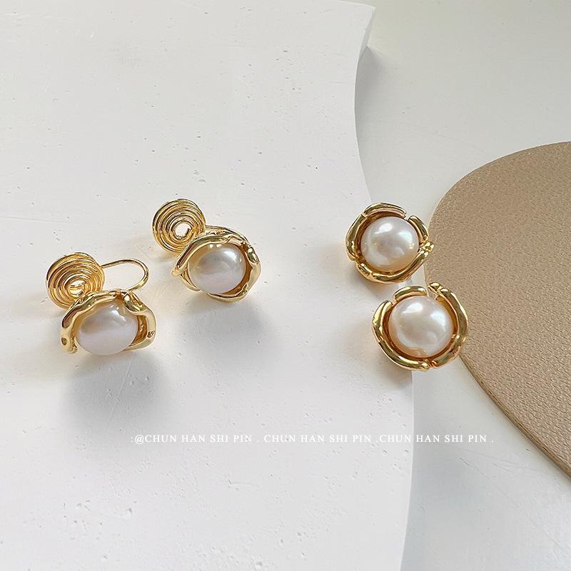 Light retro ear clips~ exquisite natural pearl earrings ins light luxury earrings niche design painless and earless advanced