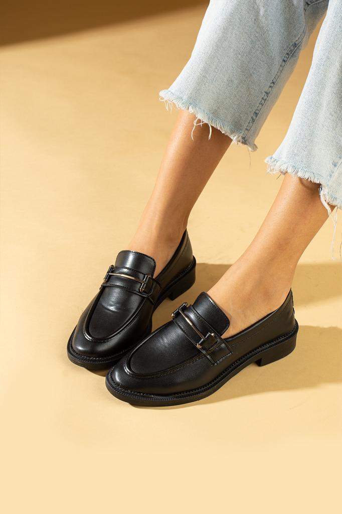 Удобные женские лоферы из металла с аксессуарами 024-786-24