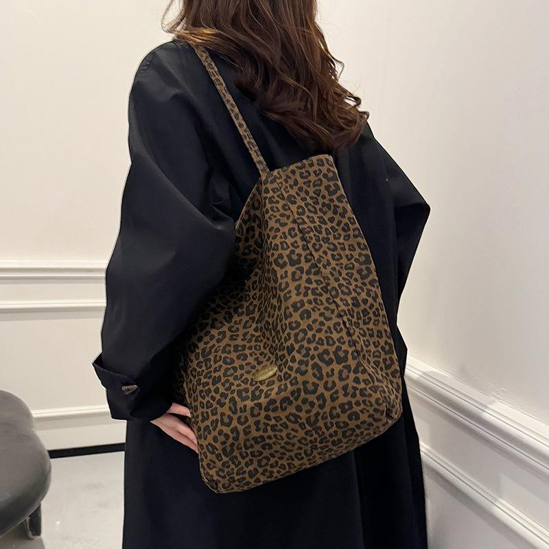 Fashion Leopard Print Canvas Bag Women's 2025 New Trend Fashion College Style Tote Bag Casual Retro Shoulder Bag