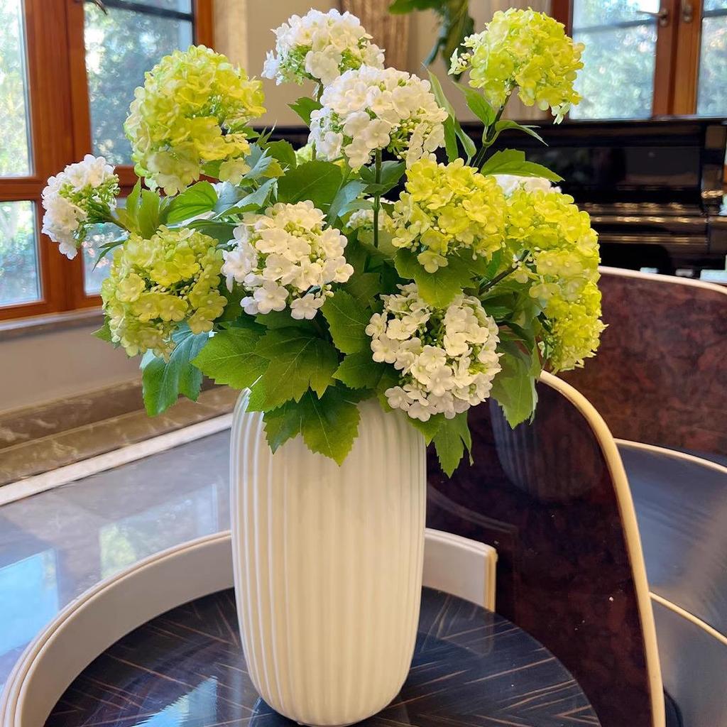 Композиция из искусственных гортензий для украшения обеденного стола и гостиной